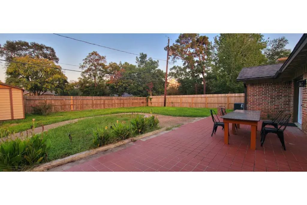 Photo of Outdoor in Spring Branch West