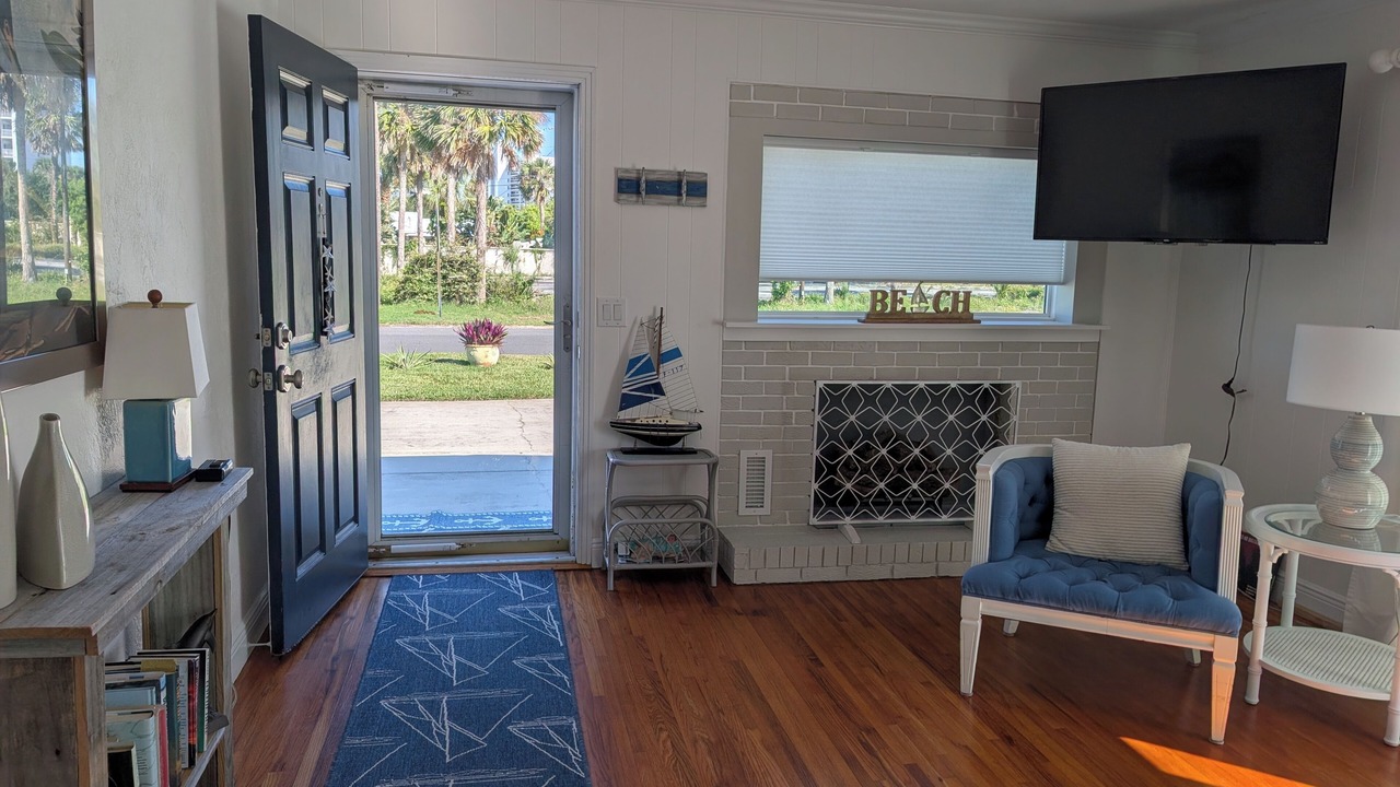 Photo of Livingroom in Plaza Shores