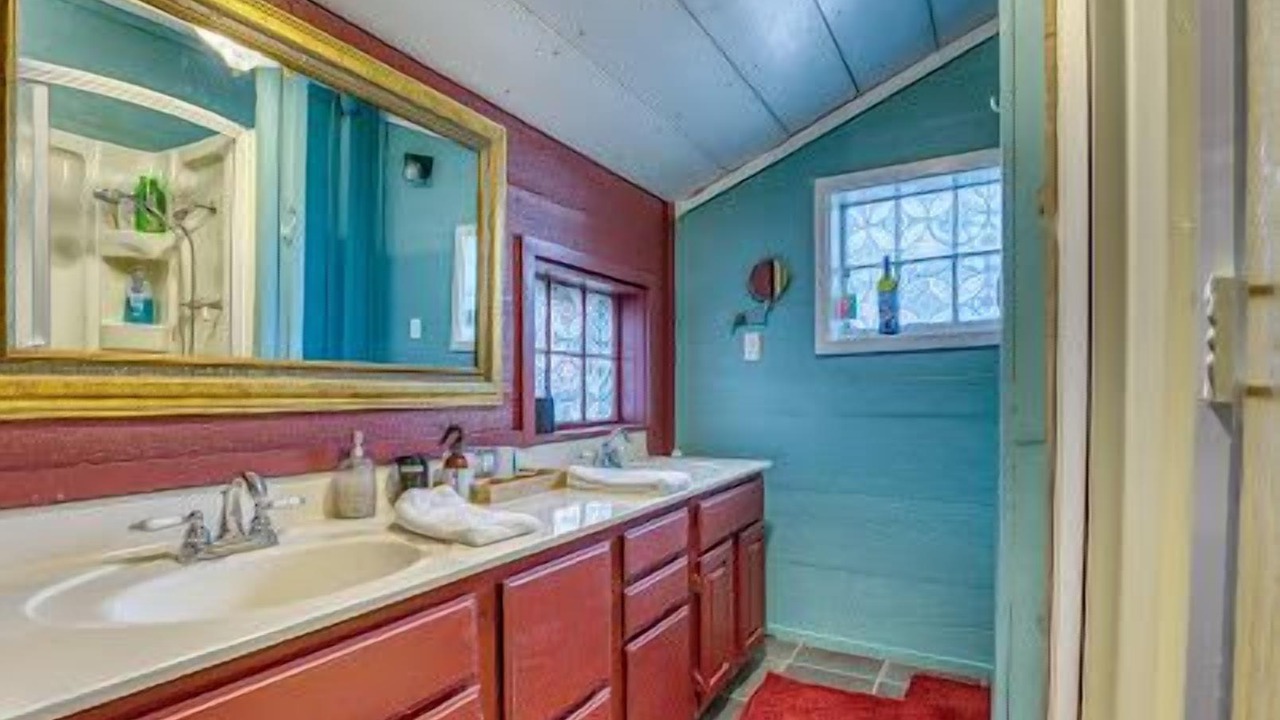 Photo of Bathroom in Eureka Springs Historic District