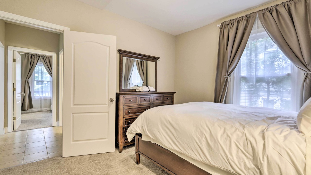 Photo of Bedroom in Memorial Square