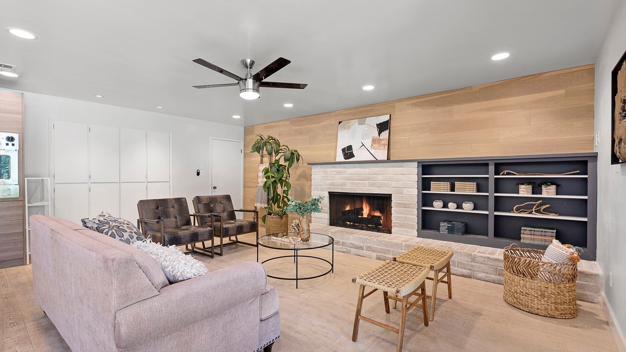 Photo of Livingroom in West Davis Manor