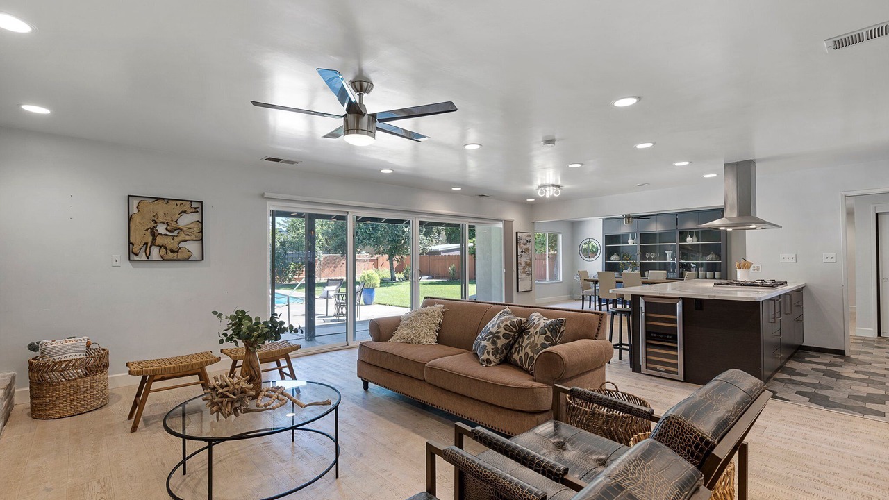 Photo of Livingroom in West Davis Manor