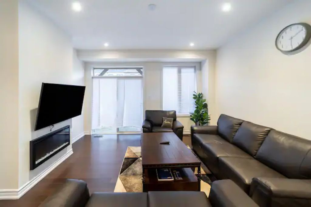 Photo of Livingroom in Ajax