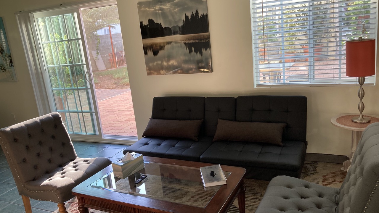 Photo of Livingroom in Greater Wilshire - Hancock Park