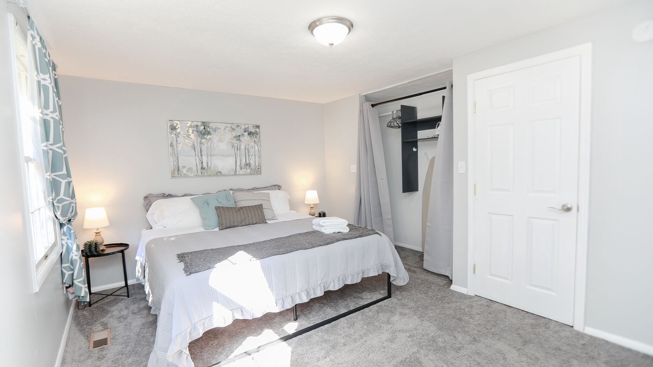 Photo of Bedroom in Coliseum Central