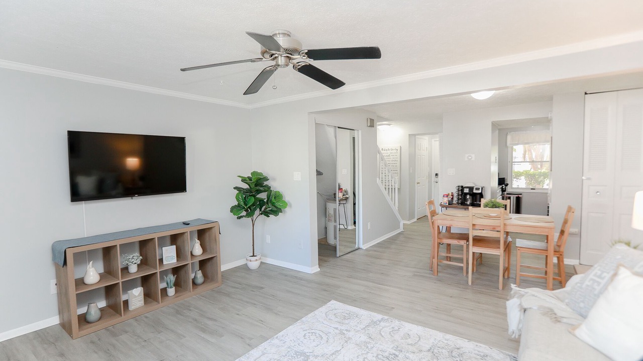Photo of Livingroom in Coliseum Central