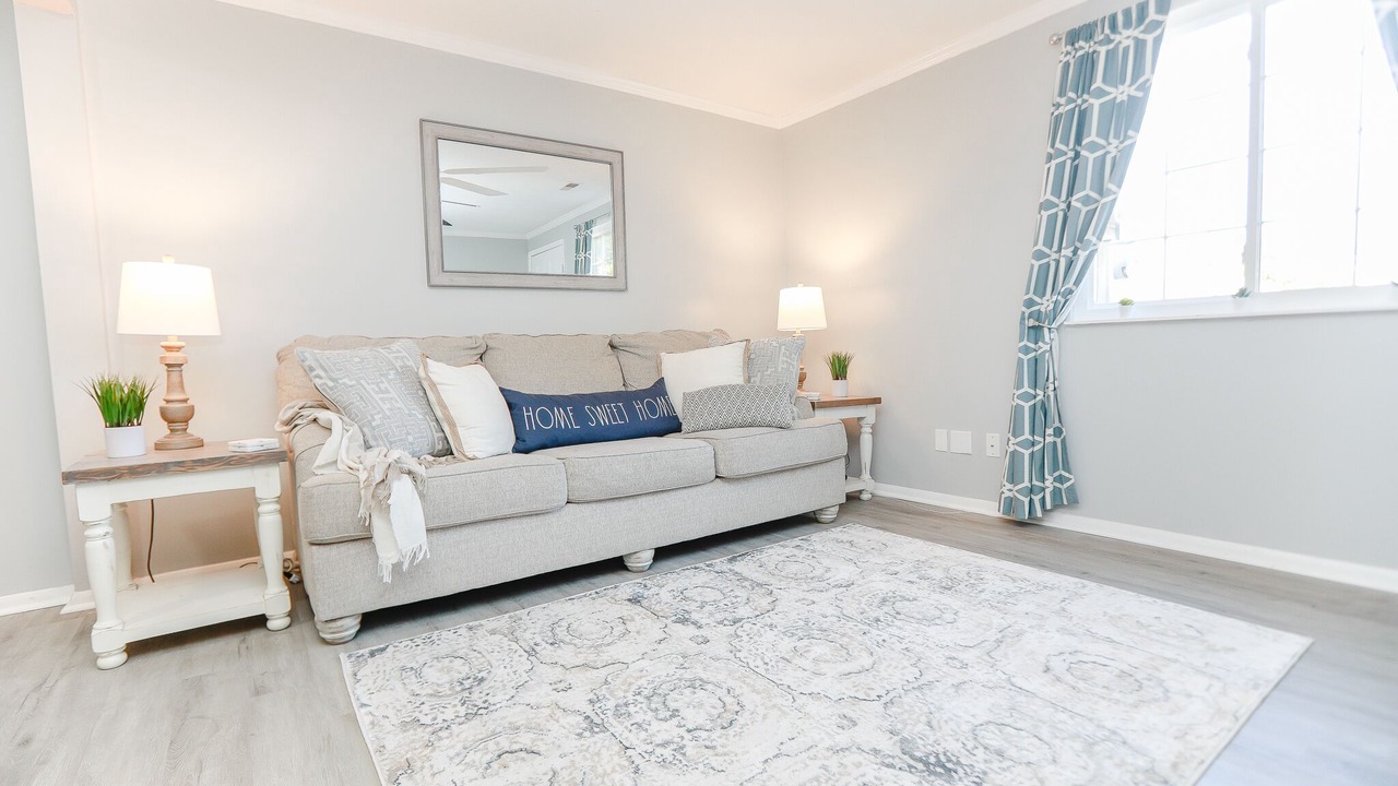 Photo of Livingroom in Coliseum Central