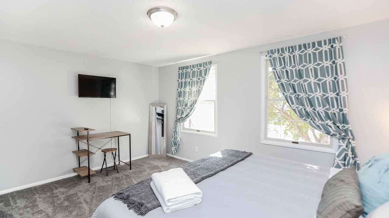 Photo of Bedroom in Coliseum Central