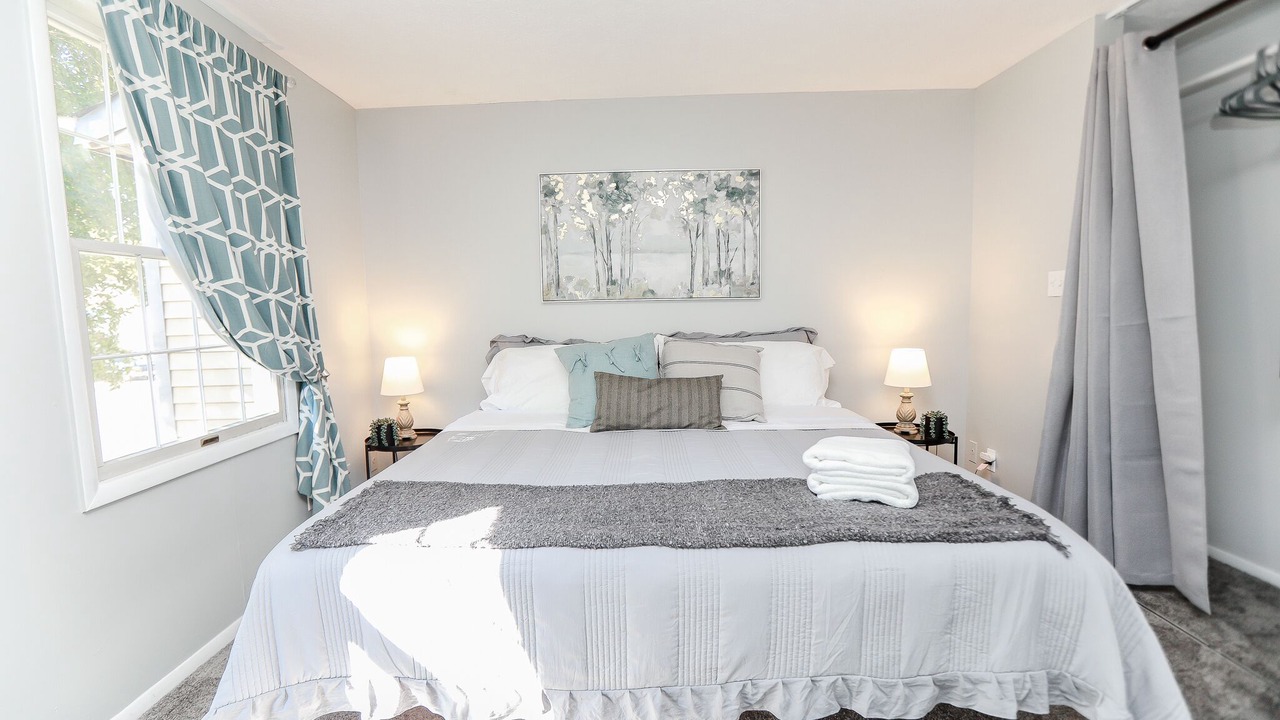 Photo of Bedroom in Coliseum Central