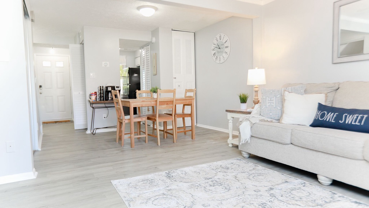 Photo of Livingroom in Coliseum Central