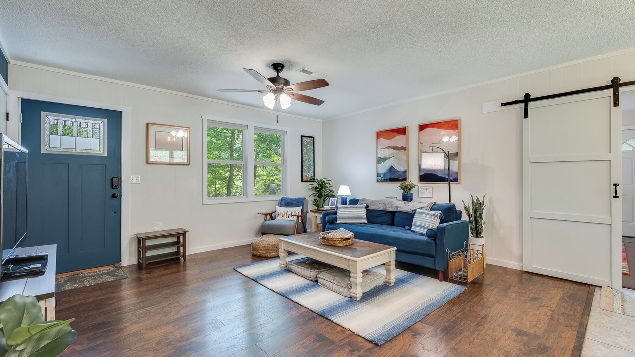 Photo of Livingroom in Upper Peachtree