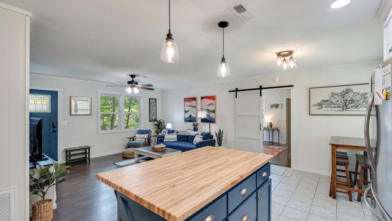 Photo of Livingroom in Upper Peachtree