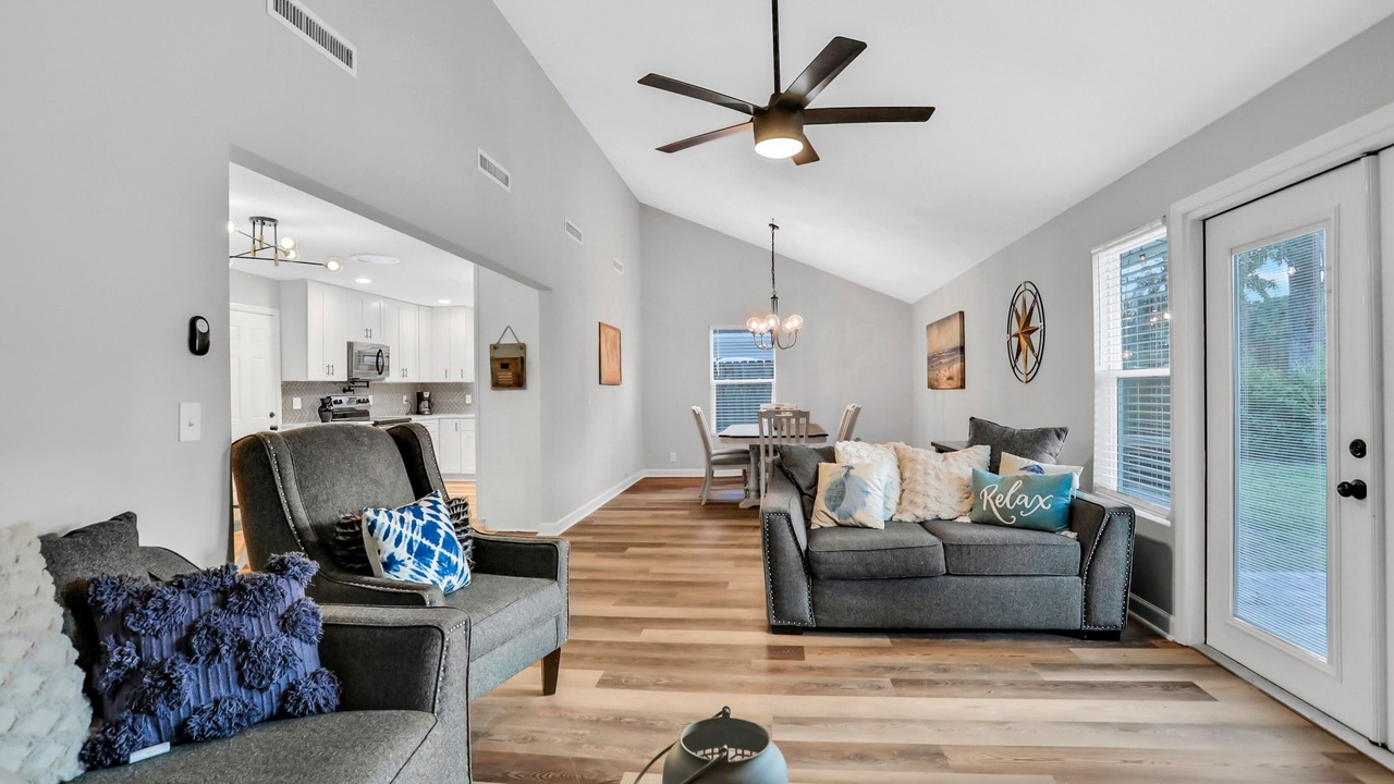 Photo of Livingroom in Neptune Beach
