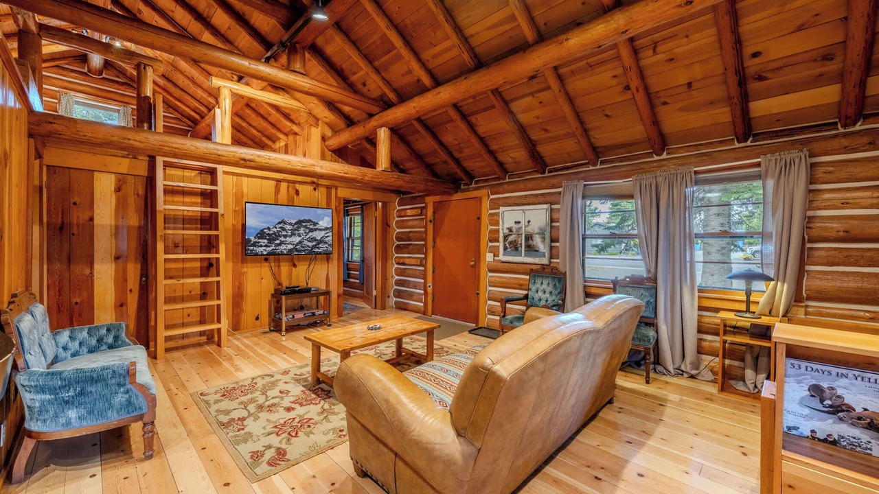 Photo of Livingroom in West Yellowstone