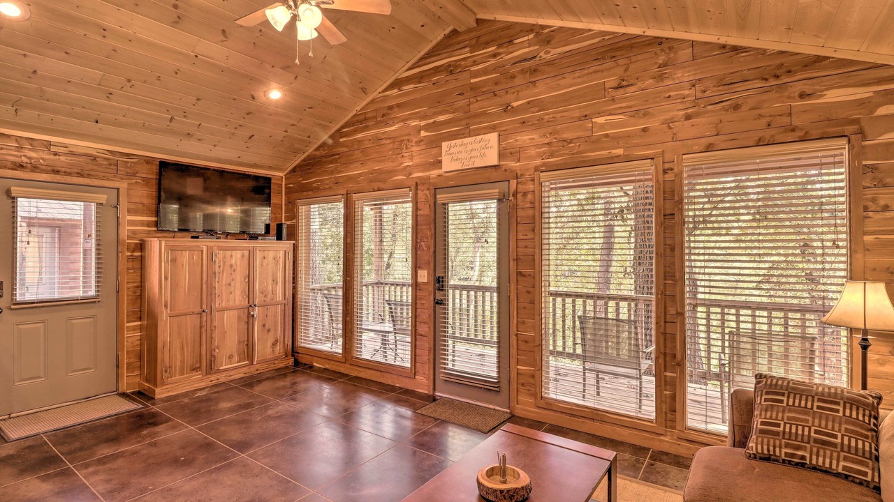 Photo of Livingroom in Swinging Bridge Village