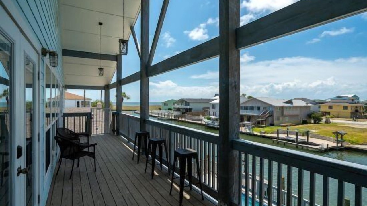 Photo of Patio Balcony in City-by-the Sea