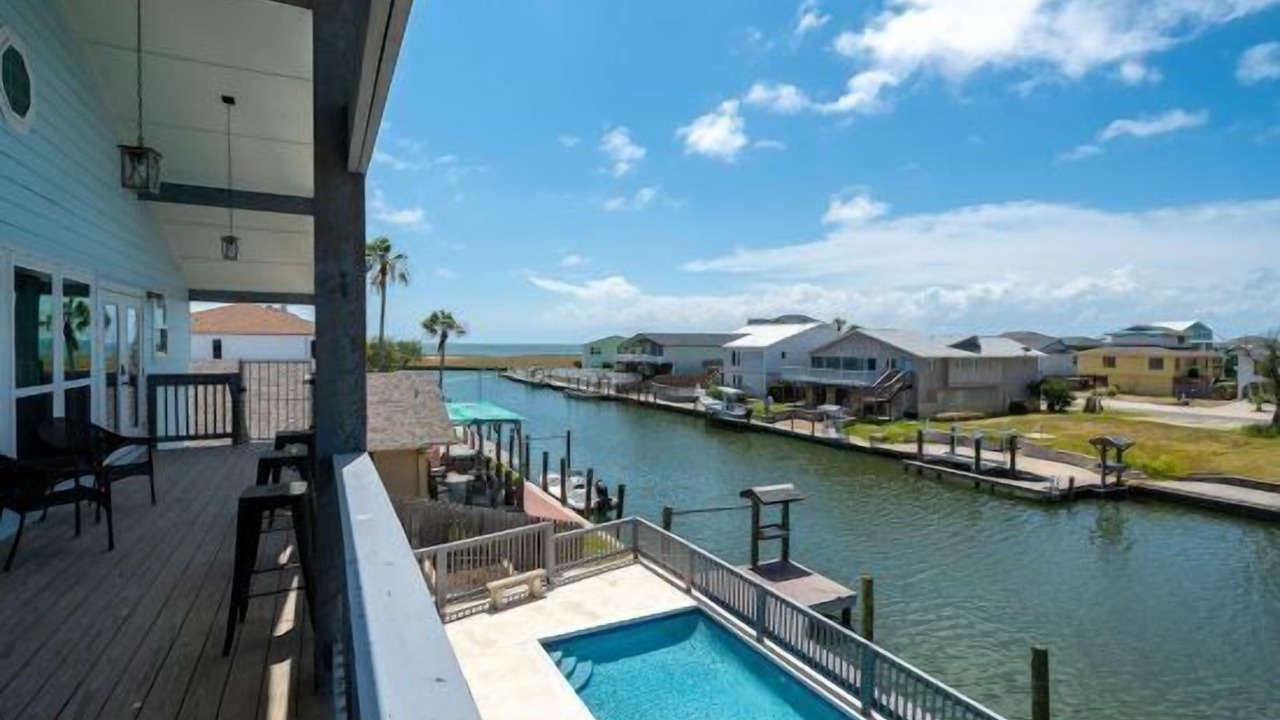 Photo of Patio Balcony in City-by-the Sea