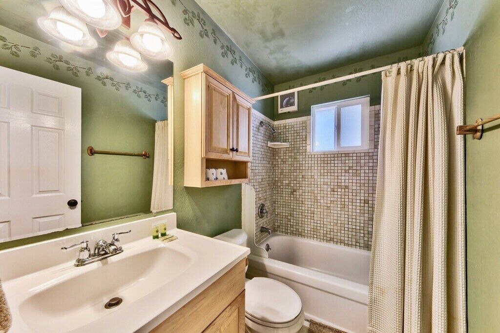 Photo of Bathroom in Country Club Estates