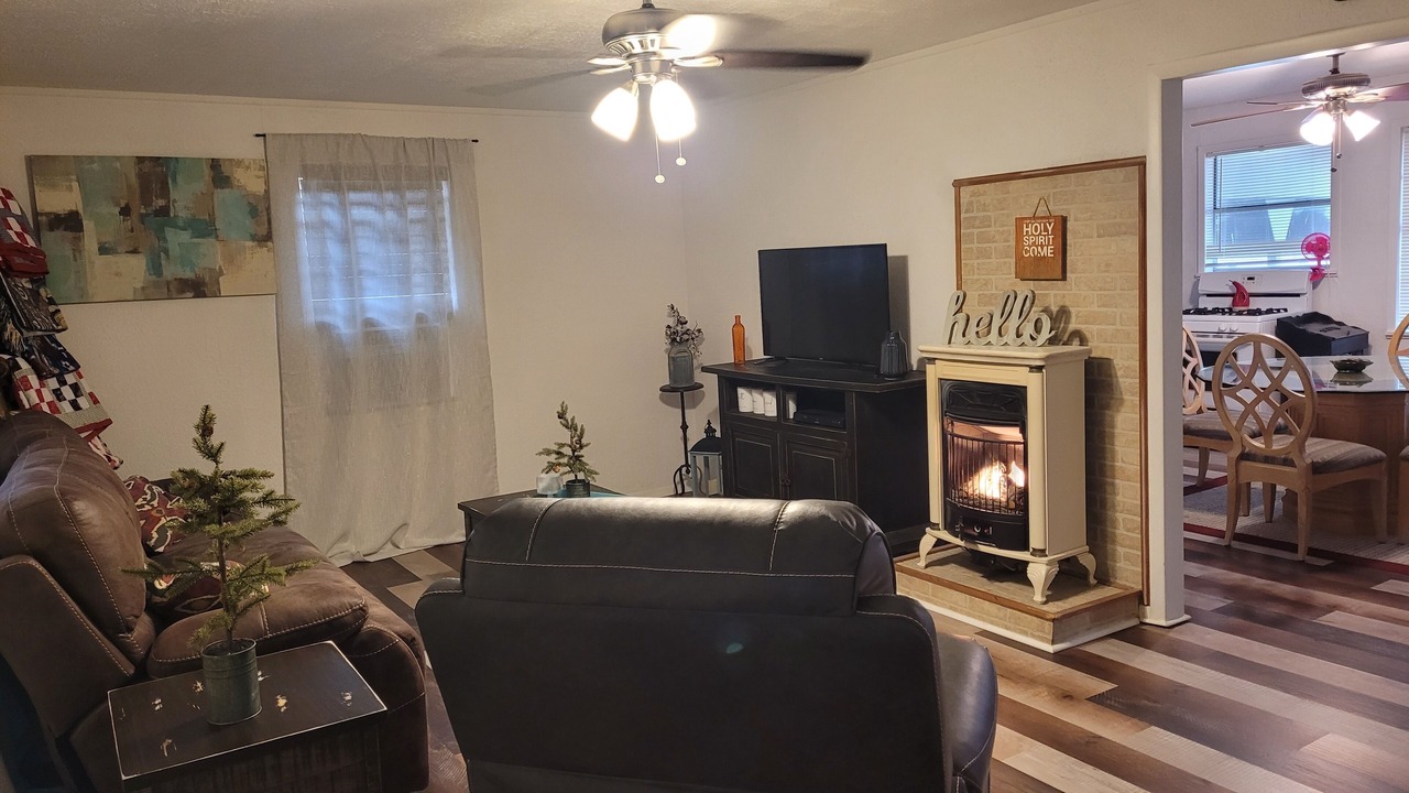 Photo of Livingroom in Powderly
