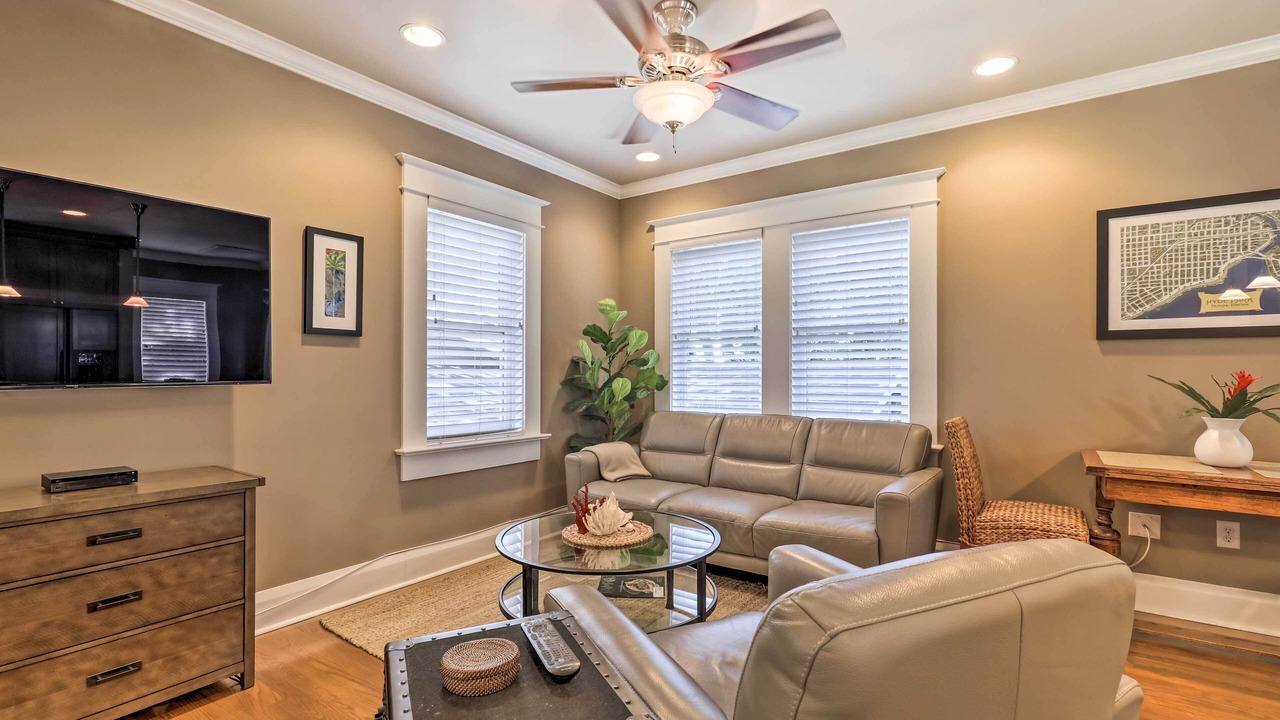 Photo of Livingroom in Historic Hyde Park North