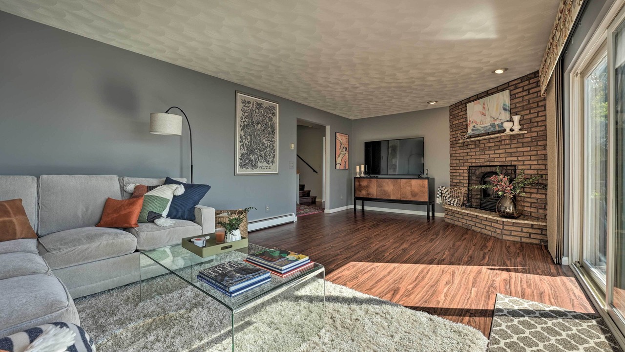 Photo of Livingroom in Delton