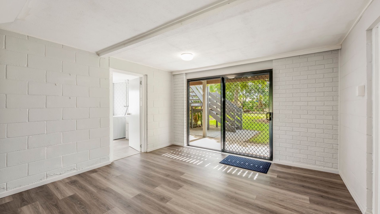 Photo of Others in Elliott Heads