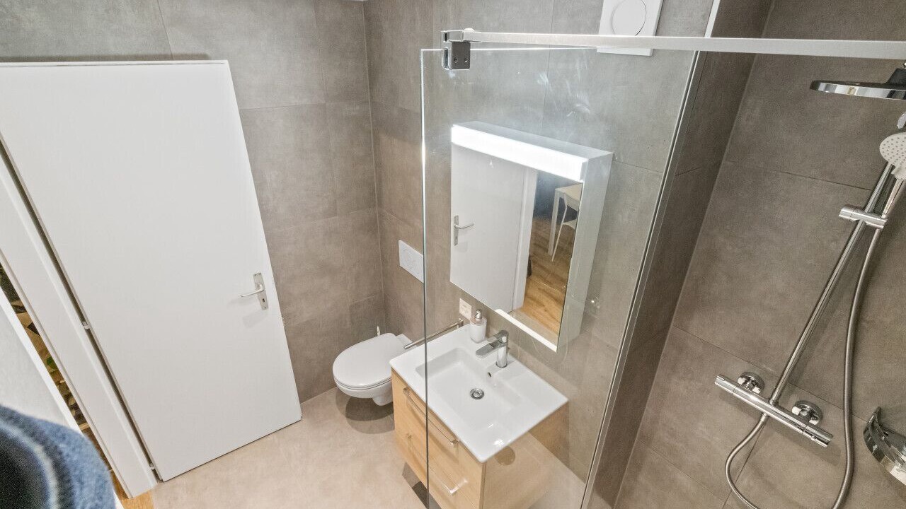 Photo of Bathroom in Lens