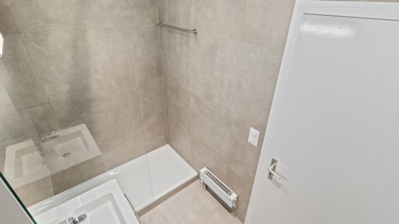 Photo of Bathroom in Lens