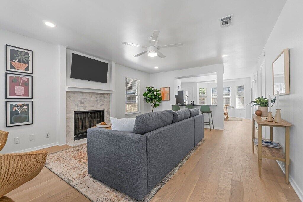 Photo of Livingroom in East Riverside - Oltorf