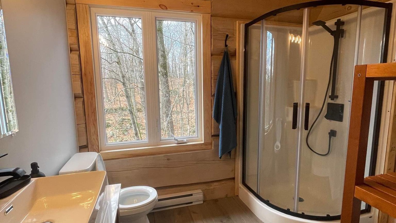 Photo of Bathroom in Les Collines-de-l'Outaouais Regional County Municipality