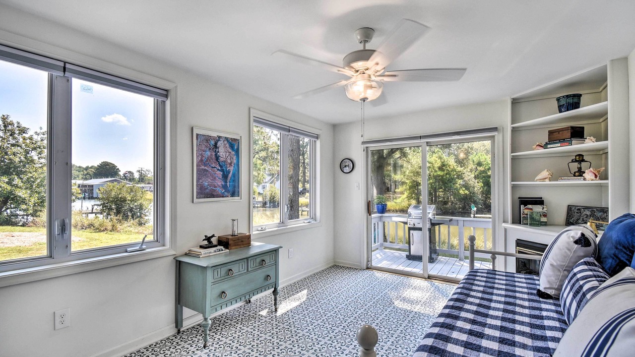 Photo of Livingroom in Deltaville
