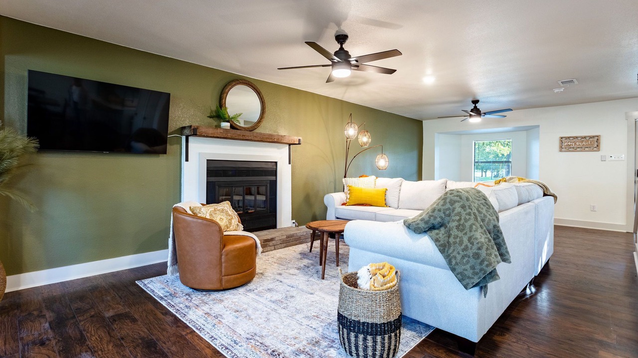Photo of Livingroom in Lacy-Lakeview