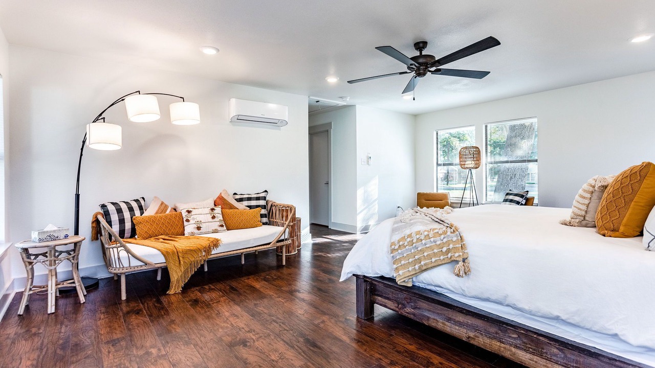 Photo of Bedroom in Lacy-Lakeview