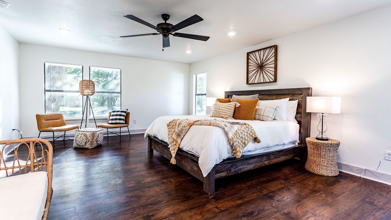 Photo of Bedroom in Lacy-Lakeview