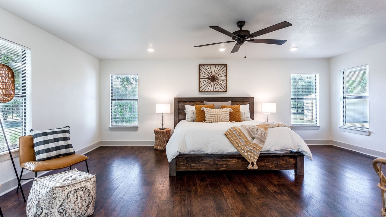 Photo of Bedroom in Lacy-Lakeview