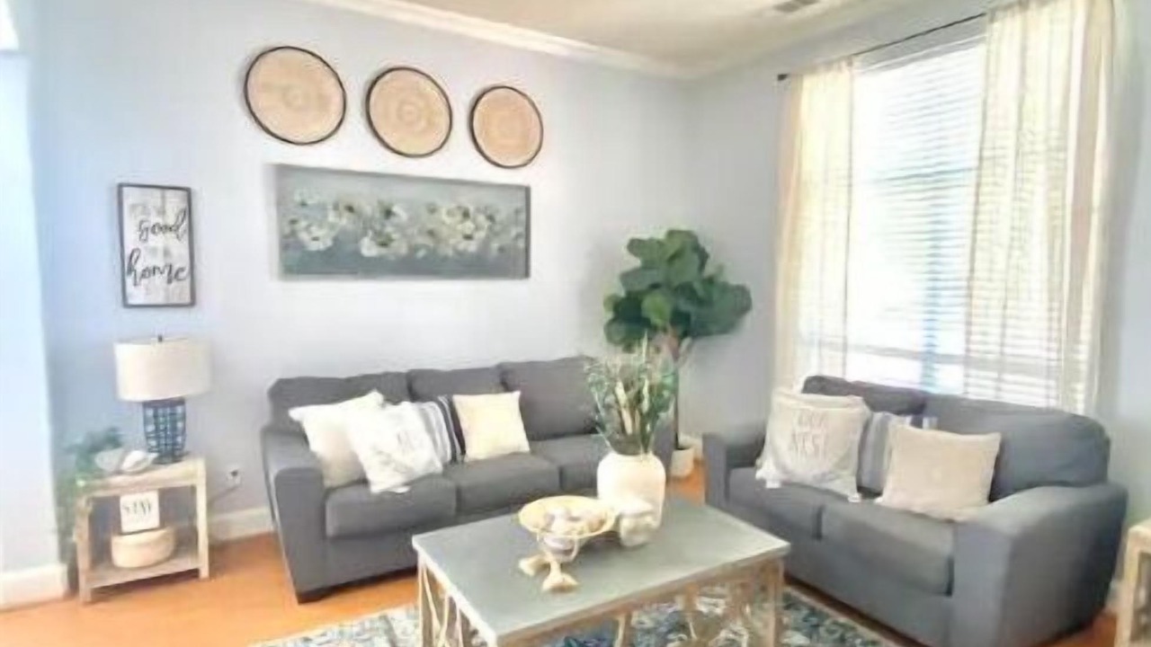Photo of Livingroom in Northwest Carrollton