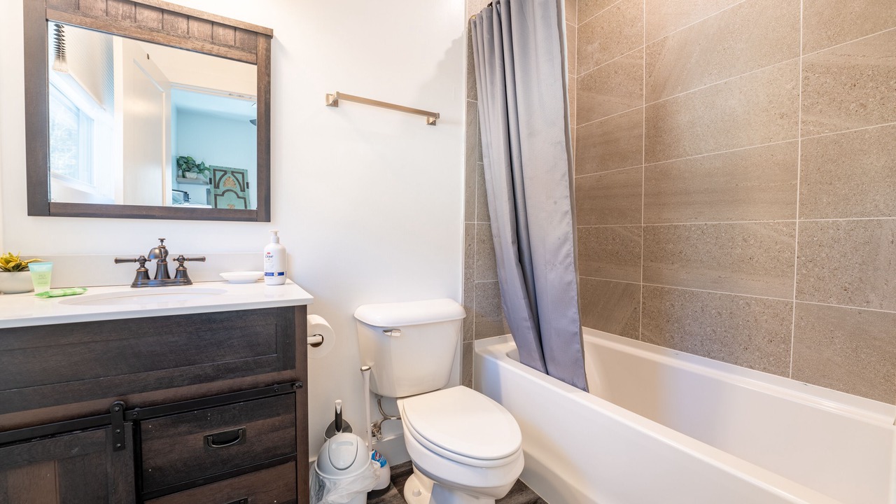 Photo of Bathroom in Flat Hollow Marina