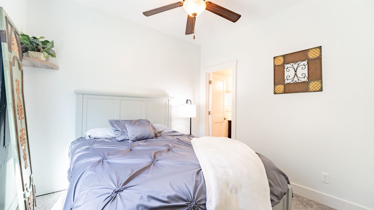 Photo of Bedroom in Flat Hollow Marina