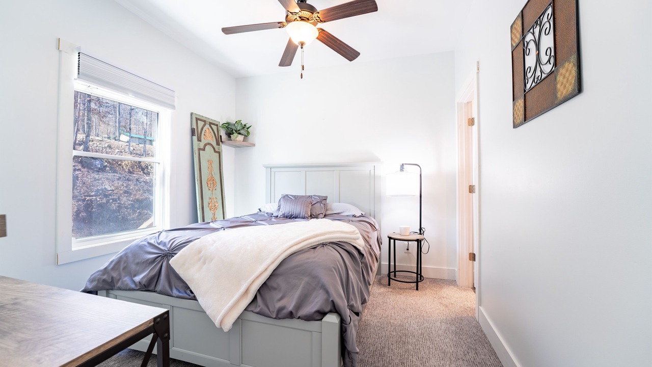 Photo of Bedroom in Flat Hollow Marina