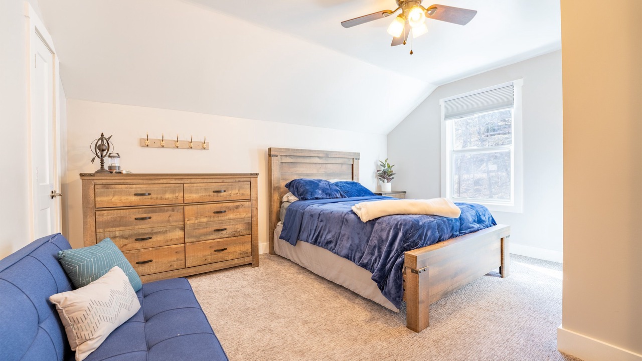 Photo of Bedroom in Flat Hollow Marina