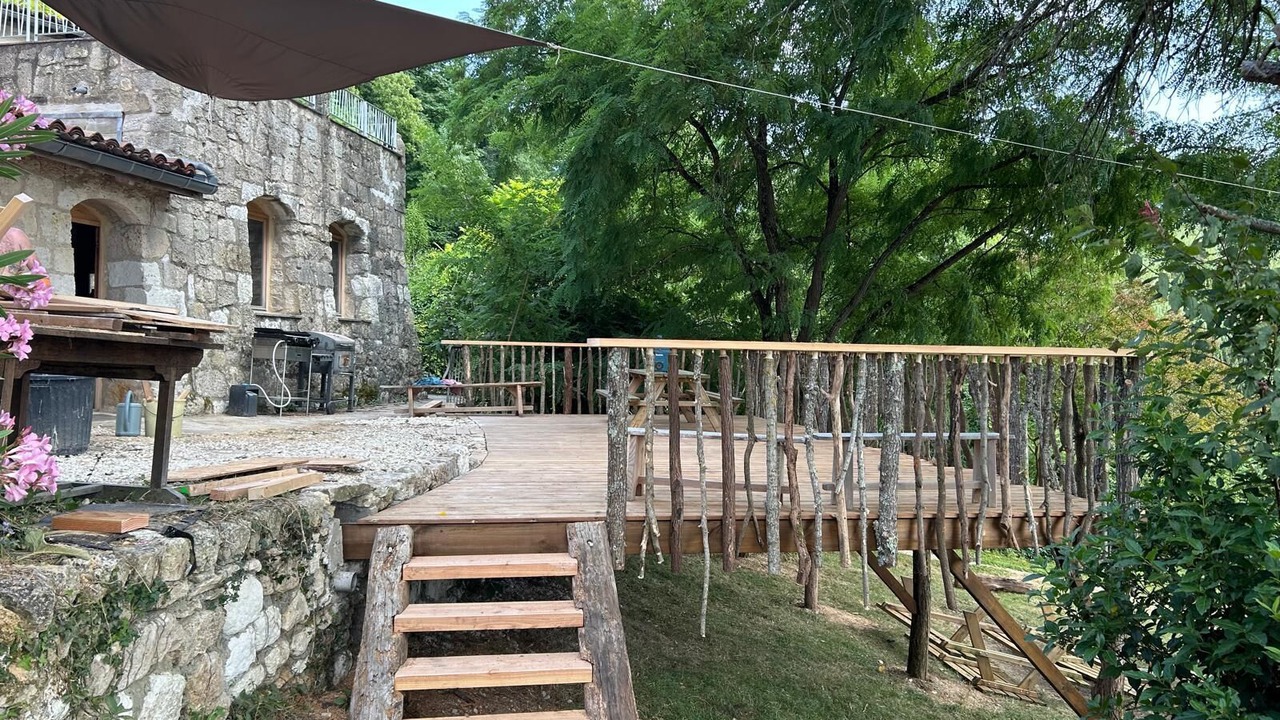 Photo of Patio Balcony in L'Isle-Bouzon