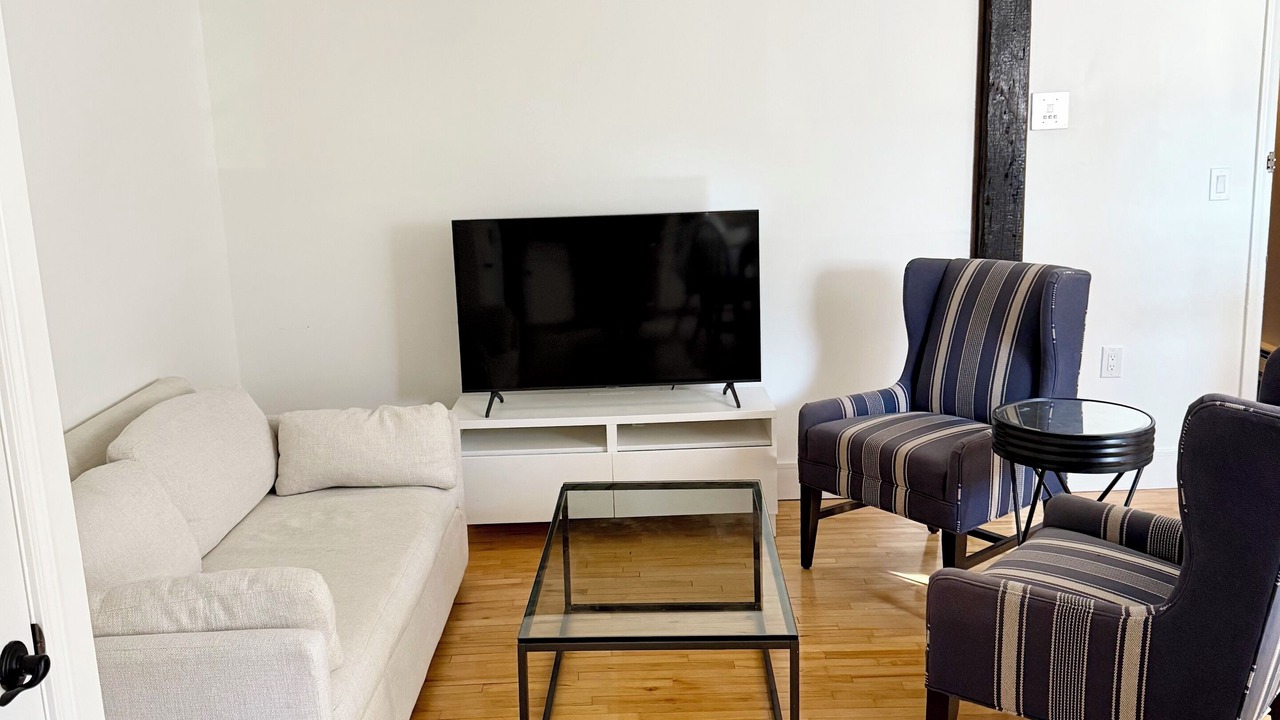 Photo of Livingroom in Thompson Square - Bunker Hill