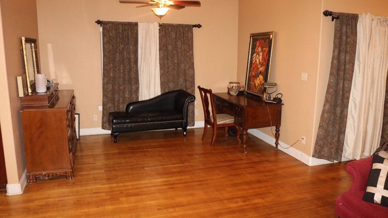 Photo of Livingroom in Lakes of Forest Hill