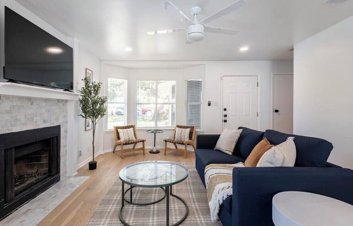 Photo of Livingroom in East Riverside - Oltorf