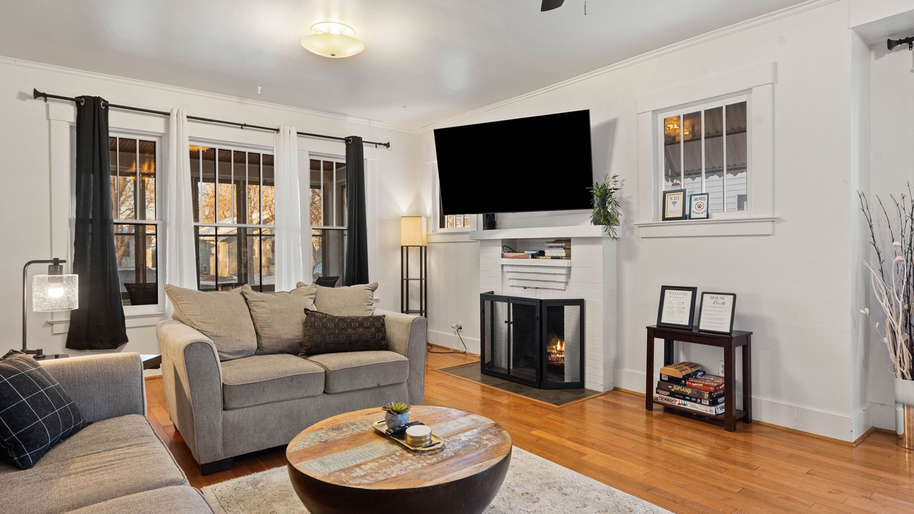 Photo of Livingroom in Central - Terry