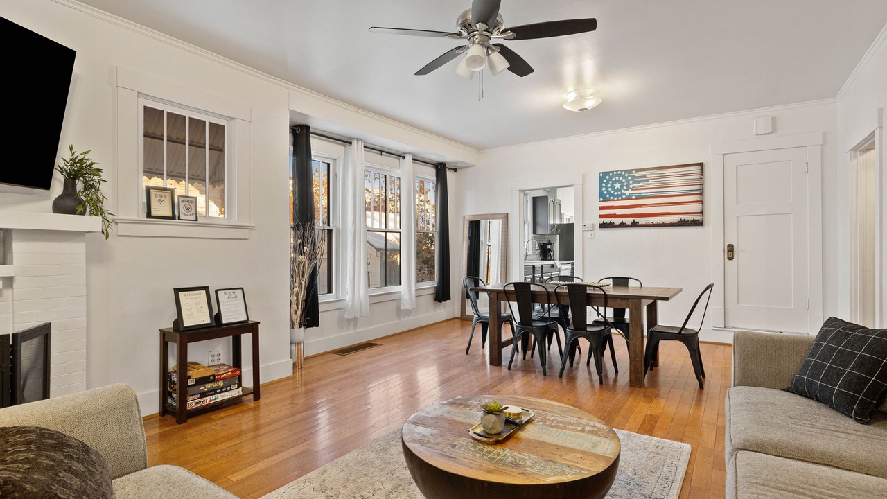 Photo of Livingroom in Central - Terry