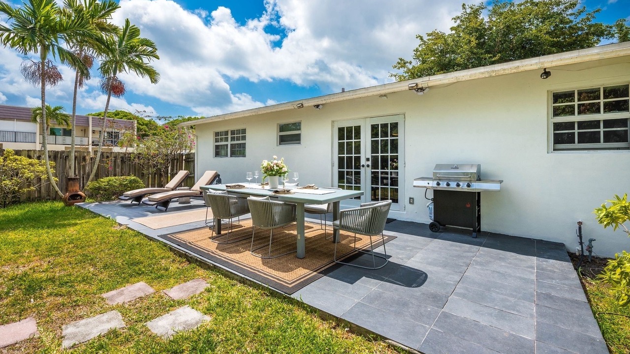 Photo of Outdoor in Hollywood Lakes