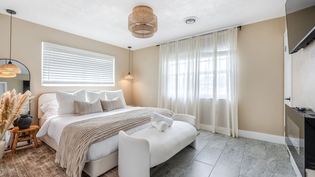 Photo of Bedroom in Hollywood Lakes