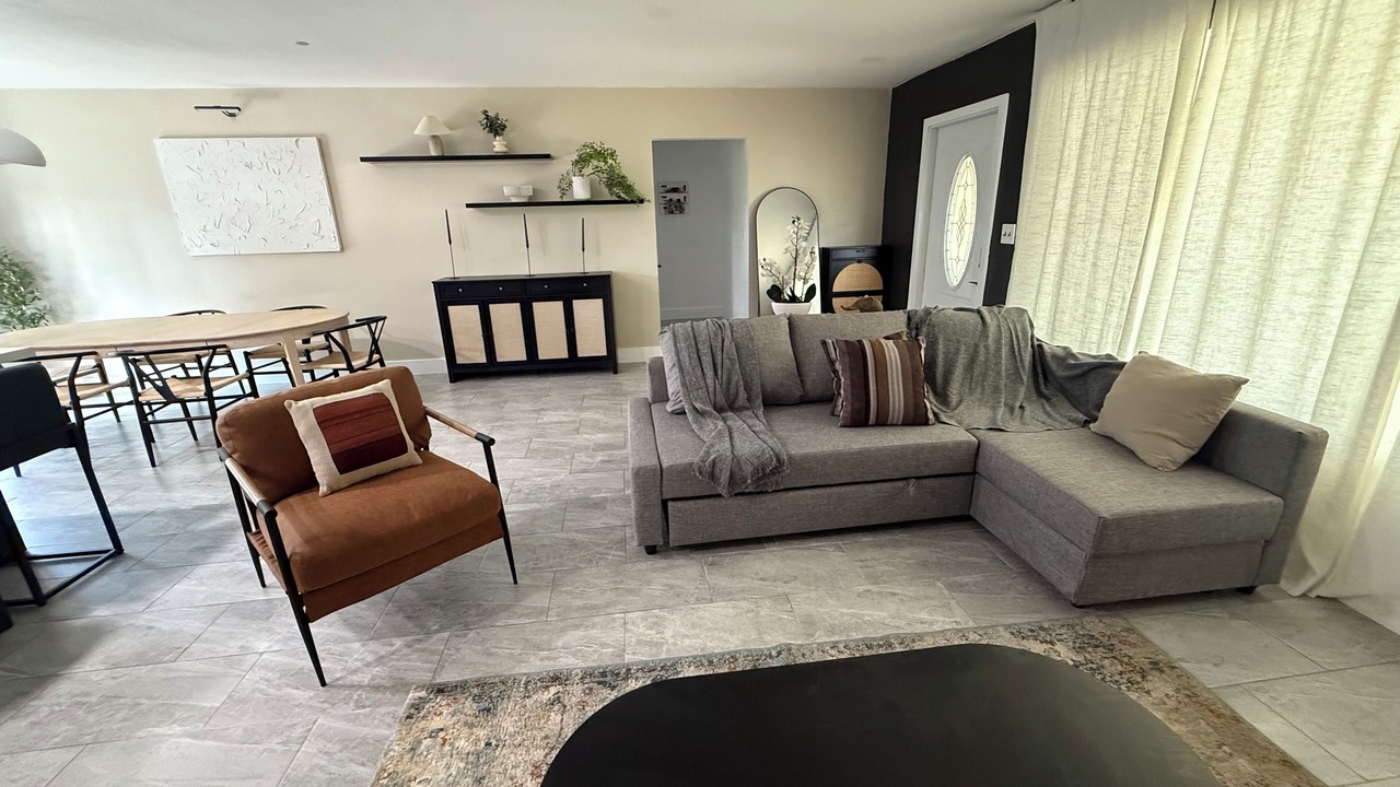 Photo of Livingroom in Hollywood Lakes