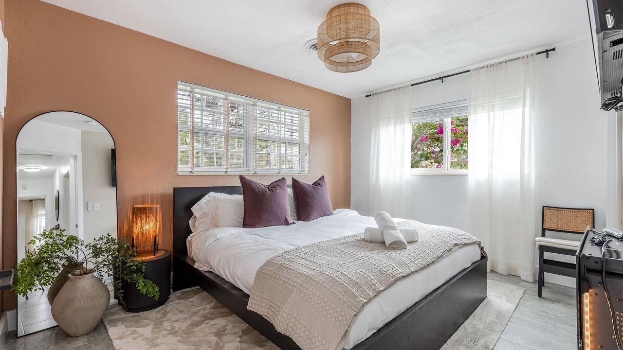 Photo of Bedroom in Hollywood Lakes